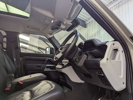 Land Rover Defender 2.0 Defender SE Auto 4WD 5dr 7