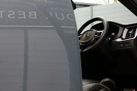 Volvo XC60 2.0 XC60 R-Design B4 MHEV AWD Auto 4WD 5dr 4