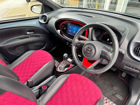 Toyota Aygo X VVT-I UNDERCOVER 13
