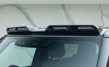 Land Rover Defender 90 V8 P525 URBAN 32