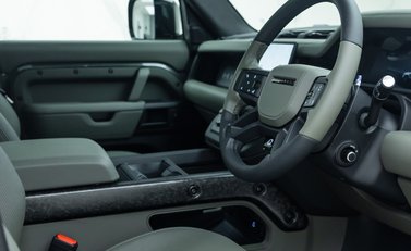 Land Rover Defender 110 OCTA EDITION ONE 13