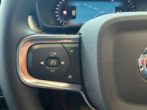 Volvo XC40 2.0 B3 MHEV Ultra Black Edition DCT Auto Euro 6 (s/s) 5dr 27