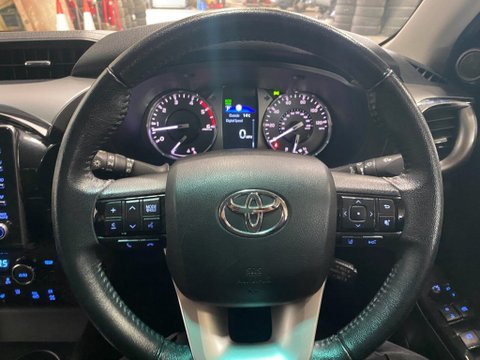 Toyota Hilux INVINCIBLE 4WD D-4D DCB 12