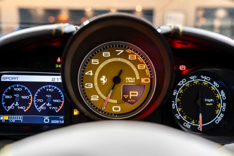 Ferrari California T. MAGNERIDE SUSPENSION. BESPOKE INTERIOR. TWO-TONE BODYWORK. CARPLAY. 43