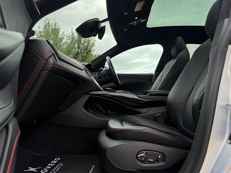 Aston Martin DBX V8 41