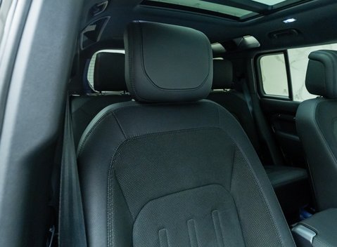 Land Rover Defender 110 V8 Bond Edition 15