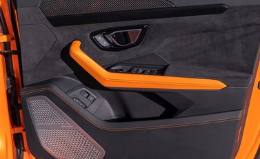 Lamborghini Urus Pearl Capsule 24