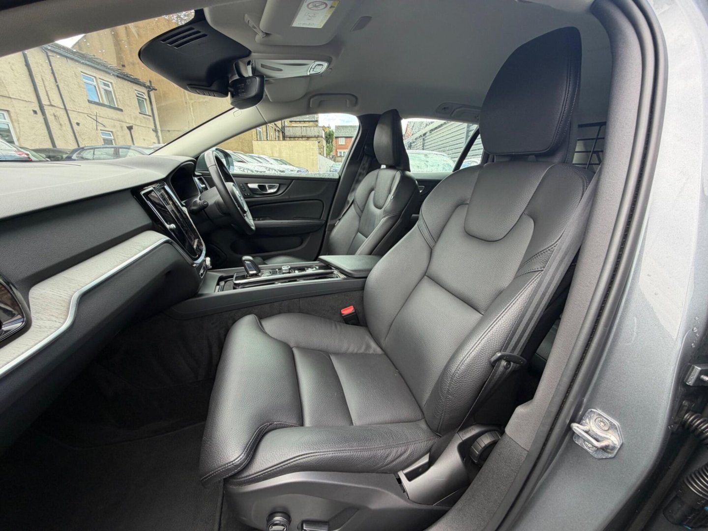 2021 Volvo V60 — image 14