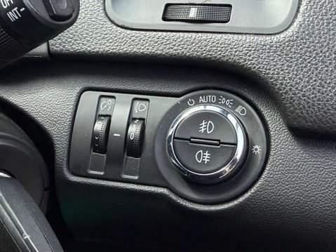 Vauxhall Insignia 1.6 CDTi ecoFLEX Design Nav Hatchback 5dr Diesel Manual Euro 6 (s/s) (136 p 80