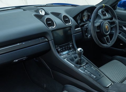 Porsche Cayman GT4 (718) 20