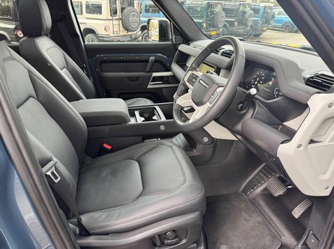 Land Rover Defender SE MHEV 16