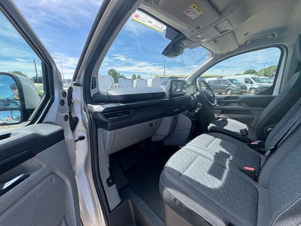 Ford Transit Custom LWB L2H1 [SOLD CM] Low Roof Limited 300 Air Con Alloys Cam Sensors EURO 6 12