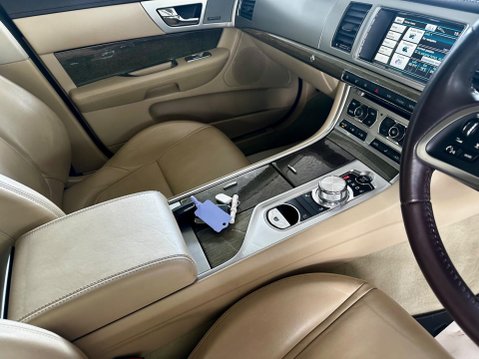 Jaguar XF 2.2d Premium Luxury Sportbrake Auto Euro 5 (s/s) 5dr 34