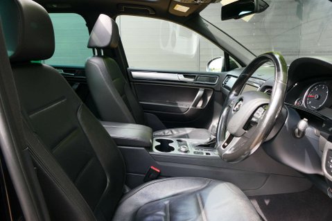 Volkswagen Touareg 3.0 Touareg V6 R-Line TDI BlueMotion Technology Auto 4WD 5dr 24