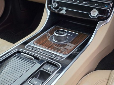 Jaguar XF 2.0d Portfolio Saloon 4dr Diesel Auto Euro 6 (s/s) (163 ps) 58