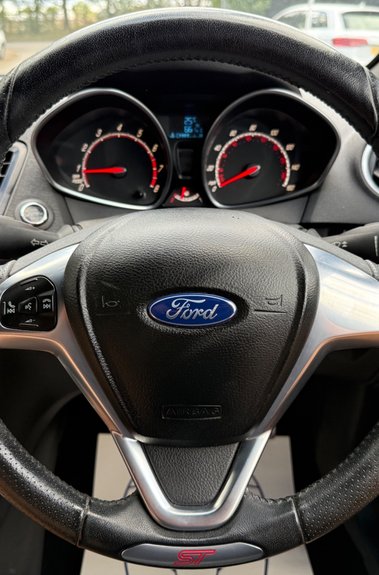 Ford Fiesta ST-2 - 8 SERVICES -NEW MOT -HEATED SEATS -KEYLESS -JUST SERVICED 