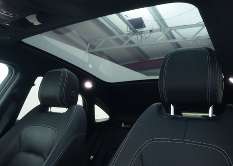 Jaguar E-Pace 1.5 P300e 11.5kWh R-Dynamic SE Black SUV 5dr Petrol Plug-in Hybrid Auto AWD 57