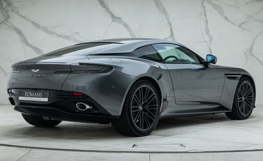 Aston Martin DB12 V8 7