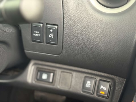 Nissan Navara 2.3 Navara Tekna dCi Auto 4WD 5dr 23