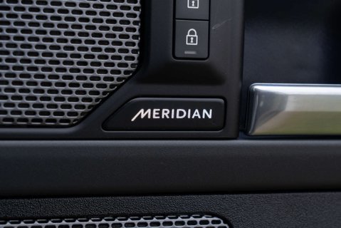 Land Rover Defender D300 X-Dynamic HSE URBAN 17