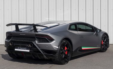 Lamborghini Huracan LP640-4 Performante 7