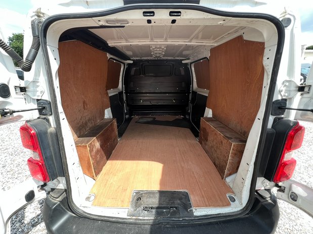 Peugeot Expert MWB L2H1 Low Roof Professional 2700 Air Con Tow Bar EURO 6 NO VAT 12