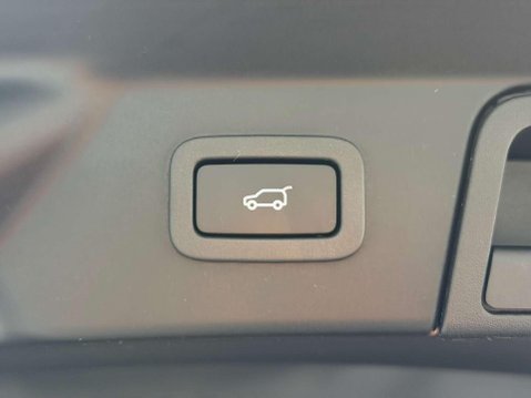 Land Rover Range Rover Velar 2.0 D240 R-Dynamic S SUV 5dr Diesel Auto 4WD Euro 6 (s/s) (240 ps) 42