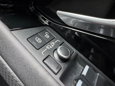 Land Rover Range Rover Evoque 2.0 P200 MHEV R-Dynamic S Auto 4WD Euro 6 (s/s) 5dr 42