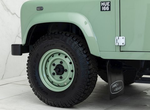 Land Rover Defender 110 Heritage 24