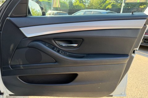 BMW 5 Series 520D M SPORT TOURING 29