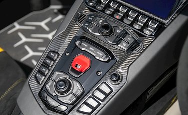 Lamborghini Aventador SV LP750-4 Roadster 21