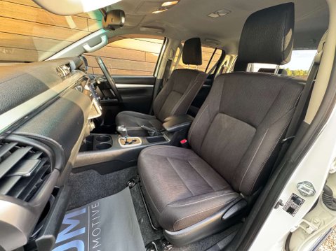 Toyota Hilux 2.8 HI-Luxury Invincible D-4D 4WD Double Cab Auto 4WD 5dr 28