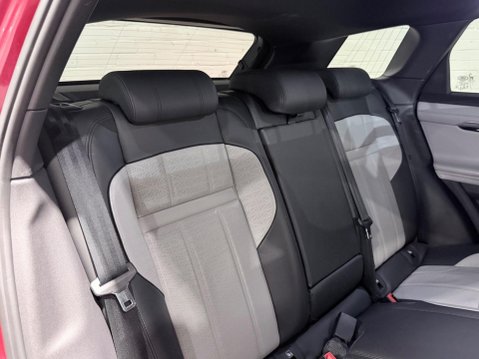 Land Rover Range Rover Evoque 1.5 P300e 12.2kWh R-Dynamic HSE Auto 4WD Euro 6 (s/s) 5dr 17
