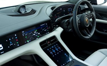 Porsche Taycan Turbo S Cross Turismo 16