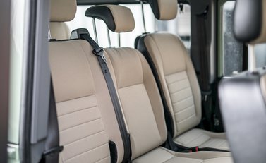 Land Rover Defender 110 Heritage 13