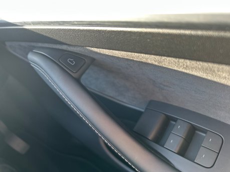 Tesla Model Y LONG RANGE AWD 34