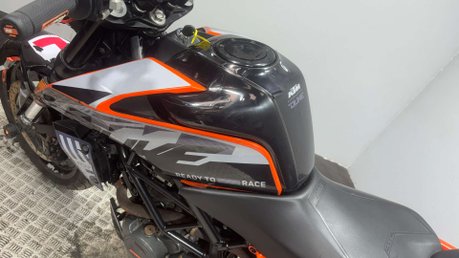 KTM Duke 2018 26K RUNNING PROJECT BIKE SPARES OR REPAIR 125CC NAKED 27