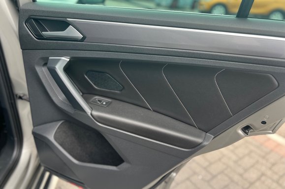 Volkswagen Tiguan R-LINE TECH 2.0 TDI 4MOTION DSG AUTO 25