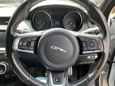 Jaguar E-Pace 2.0 Diesel R-DYNAMIC S 27