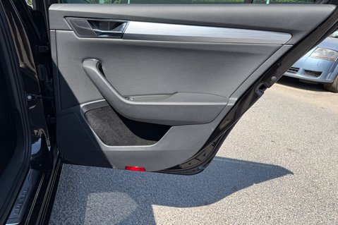 Skoda Superb SE TECHNOLOGY IV DSG - 11 SERVICES AT SKODA -HYBRID AUTOMATIC ESTATE 31