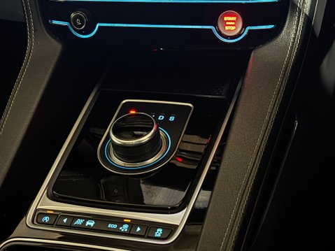 Jaguar F-Pace R-SPORT AWD 17