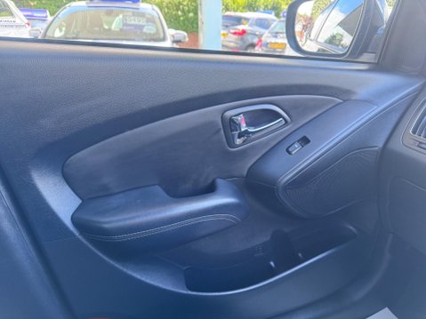 Hyundai ix35 2.0 CRDi Premium Auto 4WD Euro 5 5dr 9
