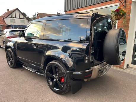 Land Rover Defender X MHEV 11