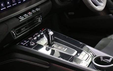 Porsche 911 Carrera GTS - Rear-Axle Steering, 18-Way Seats, Panoramic Roof and More 10