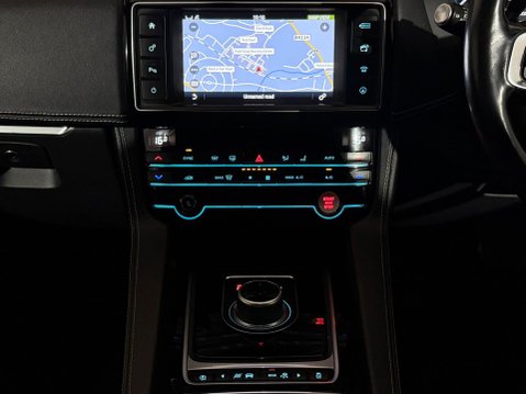 Jaguar F-Pace R-SPORT AWD 14