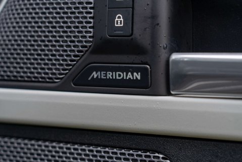 Land Rover Defender D300 X-Dynamic HSE 17