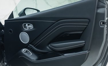 Aston Martin V8 Vantage 22