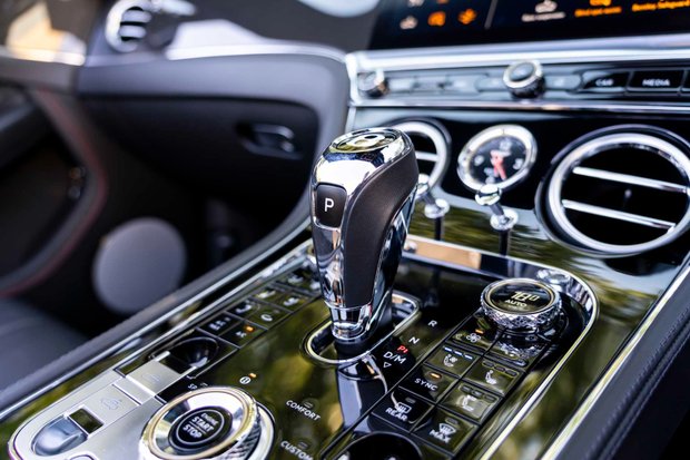 Bentley Continental GTC V8. MULLINER SPEC. DYNAMIC RIDE. ROTATING DISPLAY. CARBON INTERIOR. 3