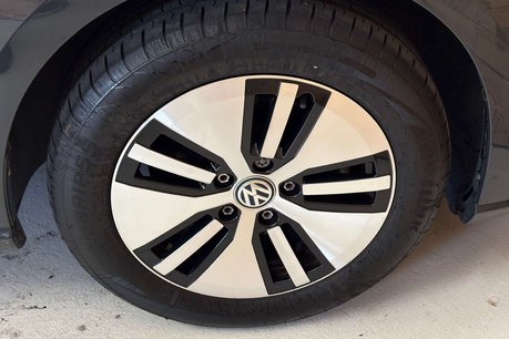 Volkswagen Golf 35.8kWh e-Golf Hatchback 5dr Electric Auto (136 ps) 69