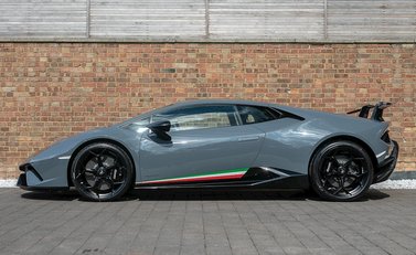 Lamborghini Huracan LP640-4 Performante 2